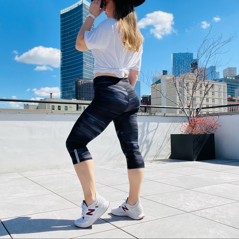 Andrew Marc NY Camo Leggings Pants Performance Crop - Picture 15 of 16
